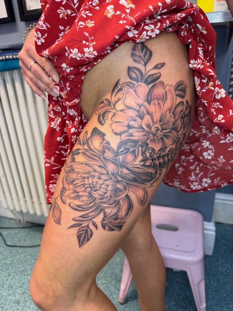 Black and grey flowers on a thigh